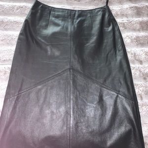 Chic black leather waistline skirt
